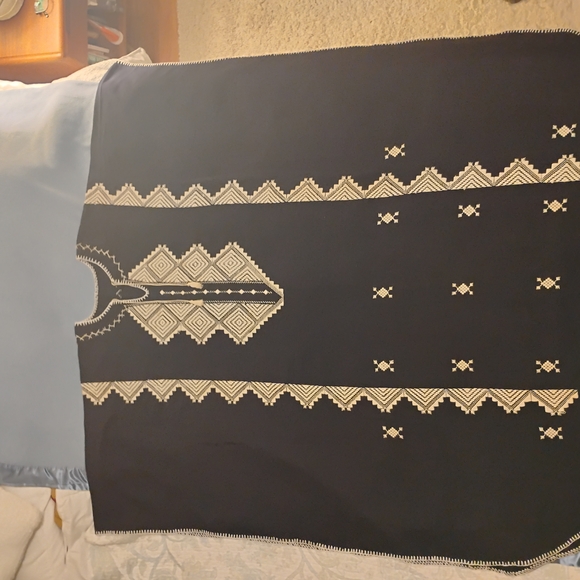 Elegant Black Embroidered Kaftan - Picture 4 of 4